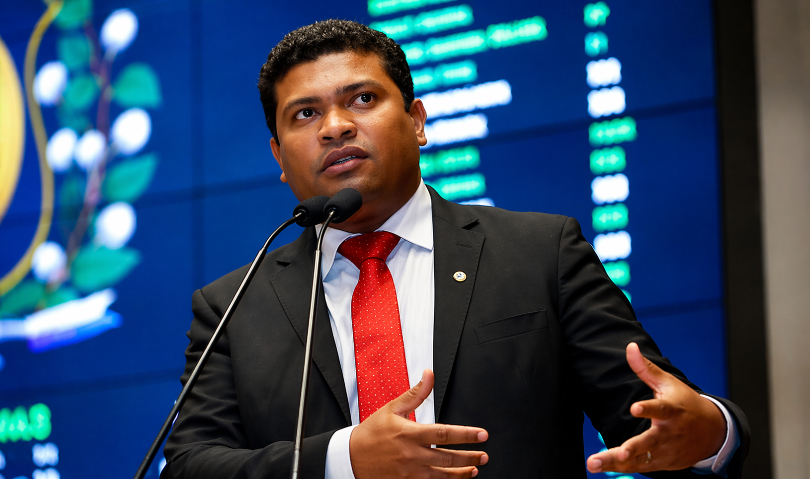 Joel da Harpa em discurso na Assembleia Legislativa de Pernambuco